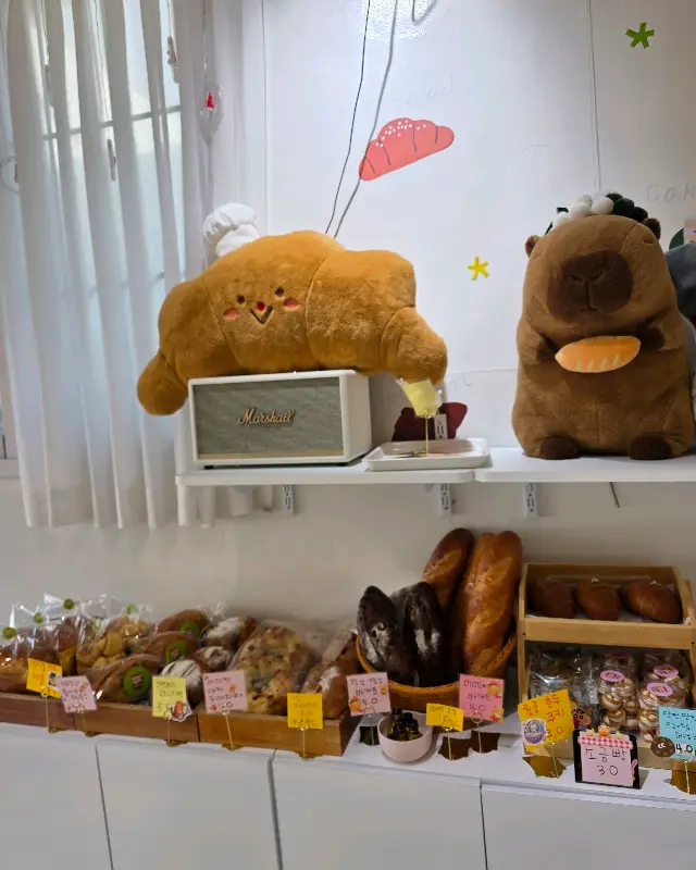 빵집 내부의 귀여운 인테리어 소품
