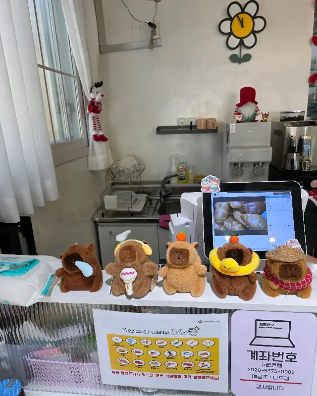 아기자기한 소품들이 놓인 계산대