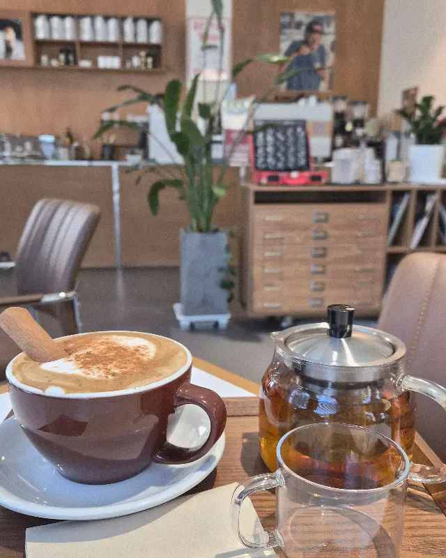 카푸치노와 티팟 세트