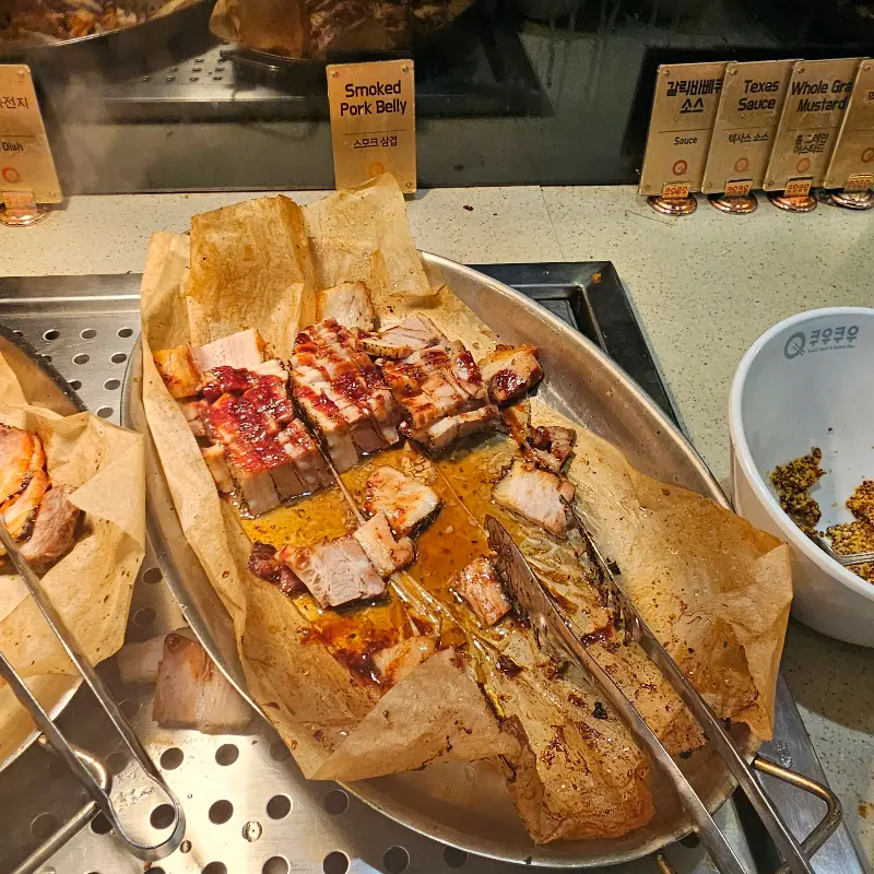 훈제 삼겹살과 곁들임 소스