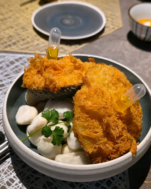 독특한 비주얼의 튀김 요리