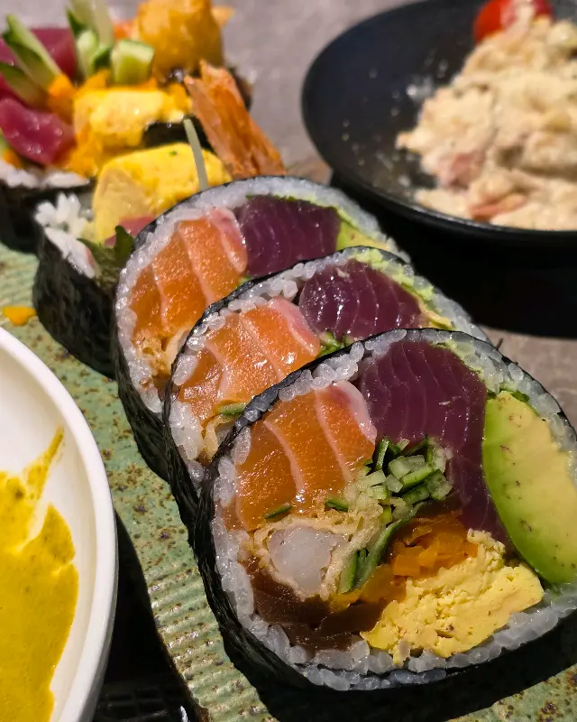 알록달록 색감이 예쁜 후토마끼 단면