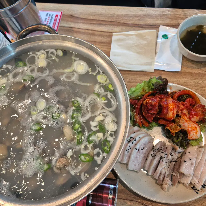 김가루와 해초가 뿌려진 밥