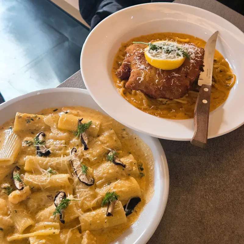 리가토니와 치킨 스테이크