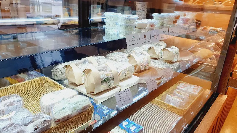 다양한 종류의 베이글과 크림치즈