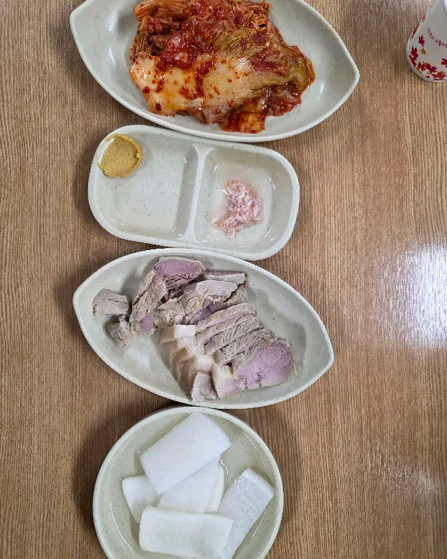 기본 반찬과 서비스 수육