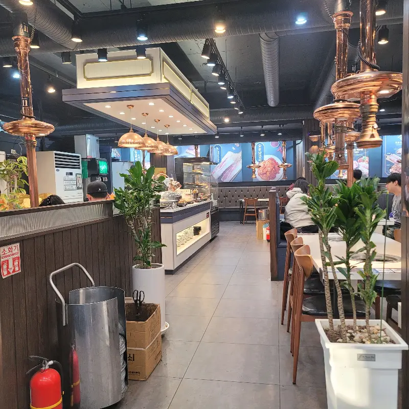 넓고 깨끗한 매장 내부