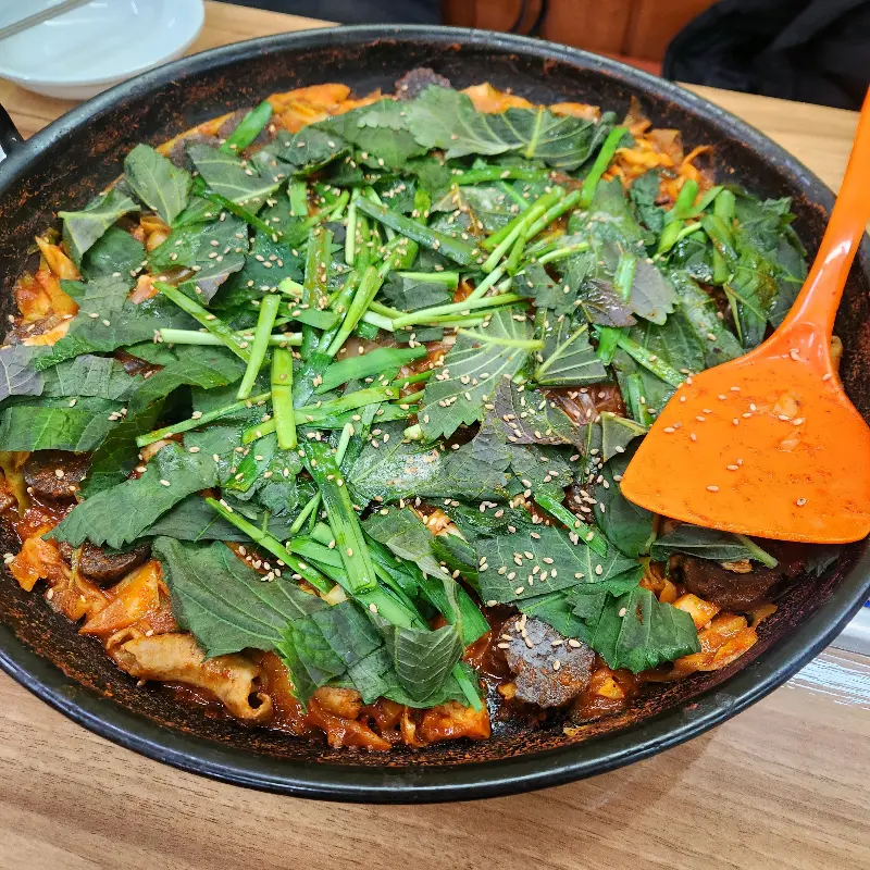 깻잎이 듬뿍 올려진 순대곱창볶음