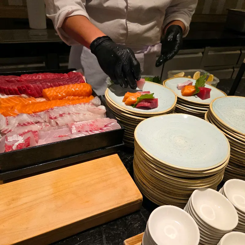 셰프가 회를 준비하는 모습
