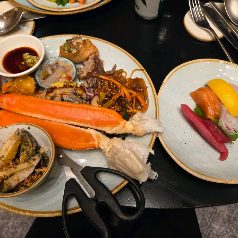 랍스터와 대게가 담긴 접시