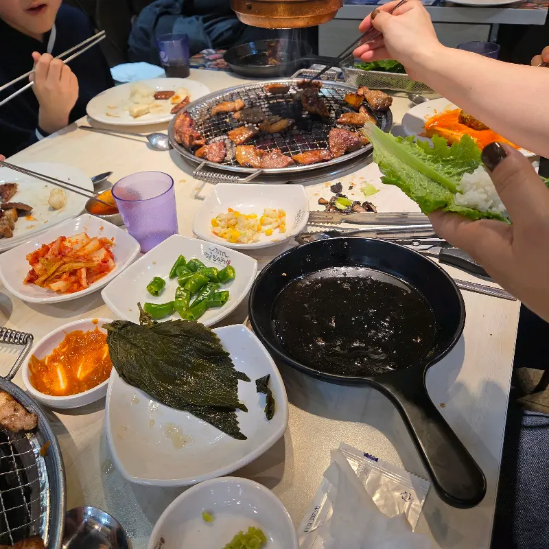 다양한 쌈 채소와 곁들여 먹는 고기