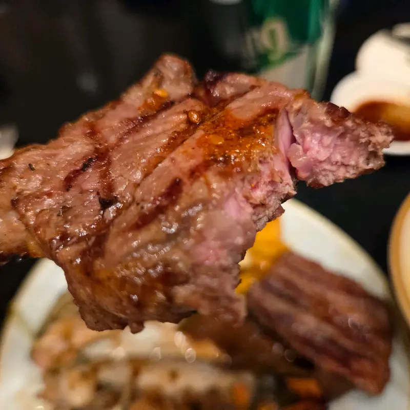 미디엄 레어로 구워진 스테이크