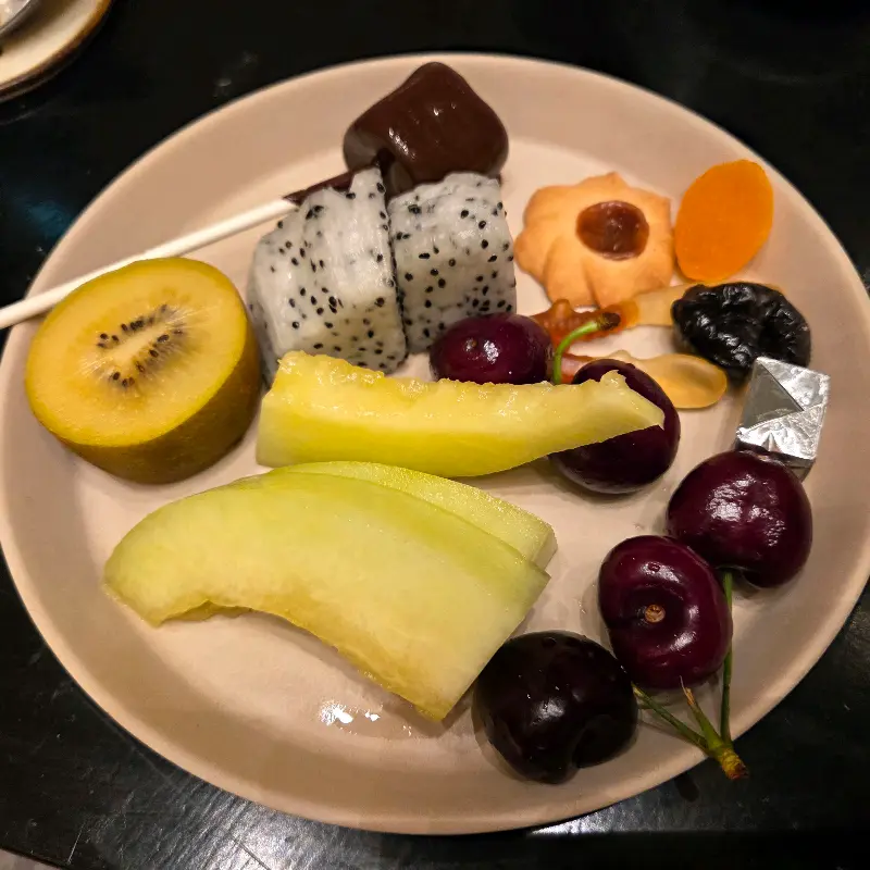 과일과 디저트가 담긴 접시