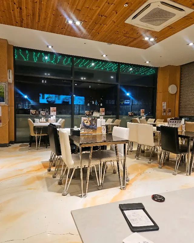 넓고 쾌적한 매장 내부