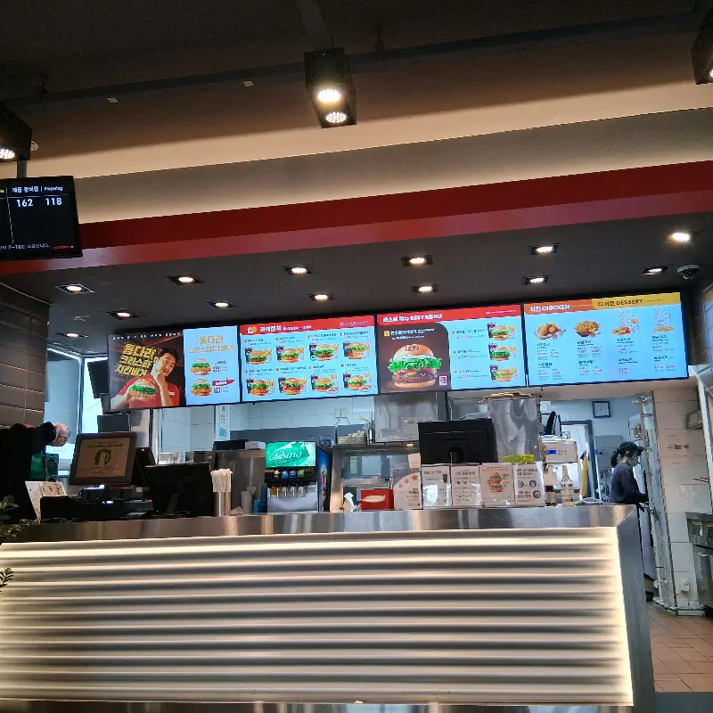 다양한 메뉴가 보기 좋게 정리된 메뉴판