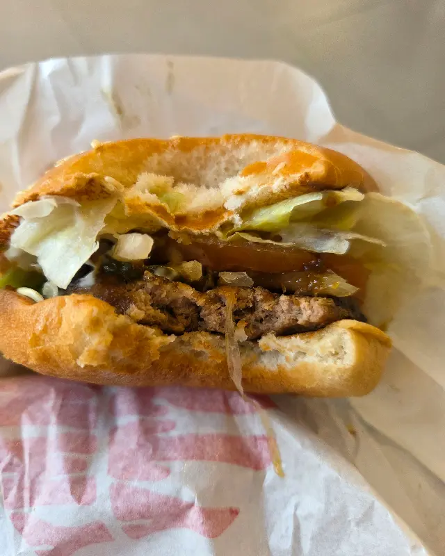 한 입 베어 문 콰트로치즈버거의 단면