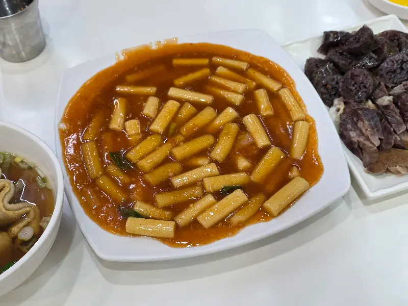 떡볶이, 순대, 오뎅, 단무지 풀샷