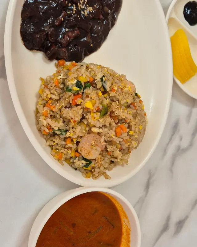 볶음밥과 짜장 소스