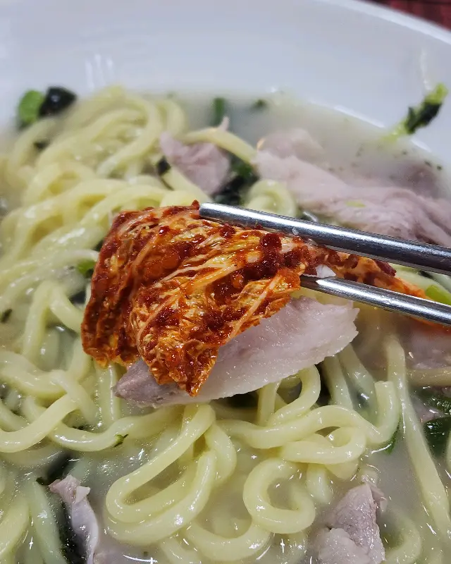 돼지국밥과 김치의 조화