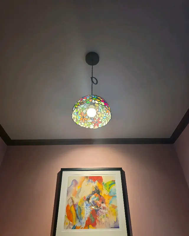 카페 내부의 스테인드글라스 조명