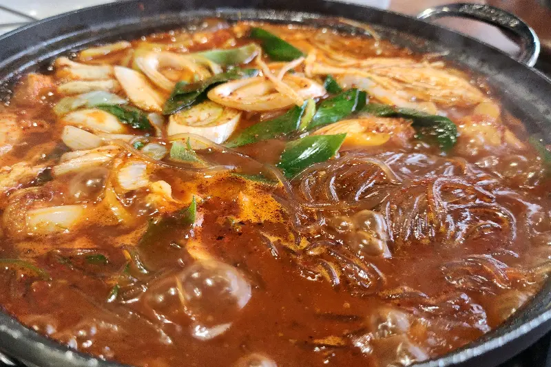 보글보글 끓고 있는 닭도리탕의 모습