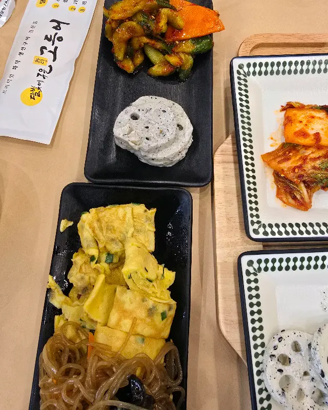 정갈하게 담겨 나온 밑반찬