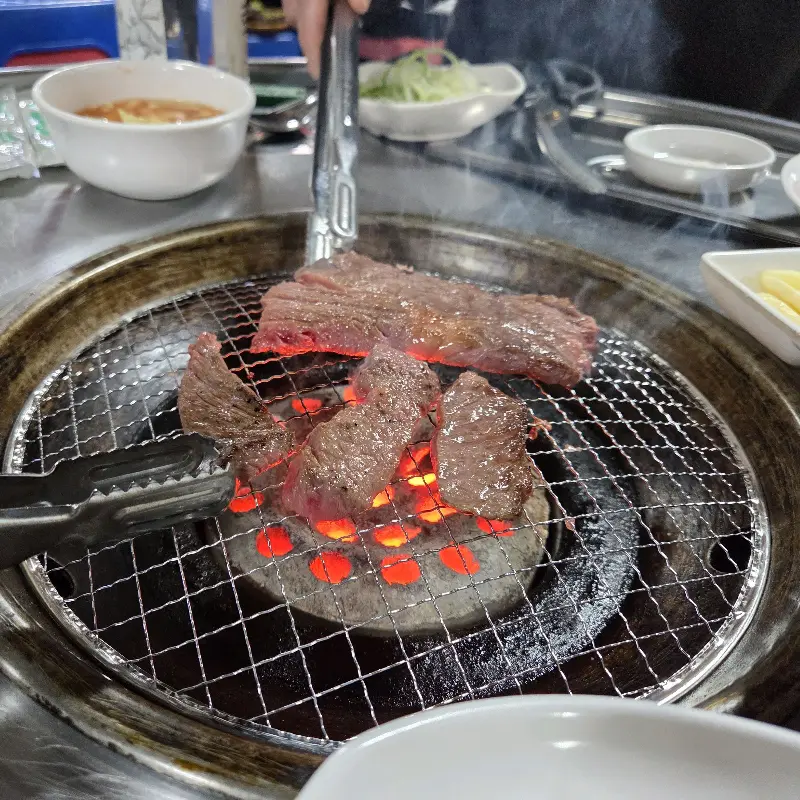 연탄불 위에서 익어가는 한우