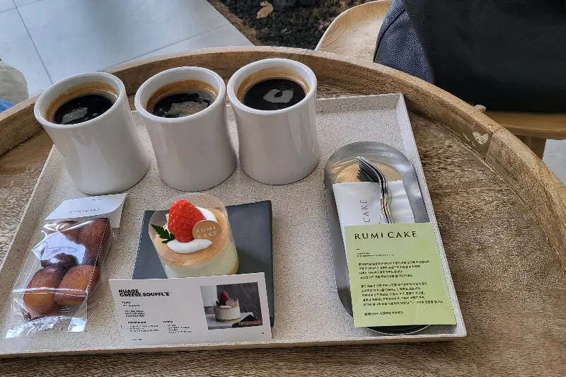 카페 내부 테이블과 의자 사진