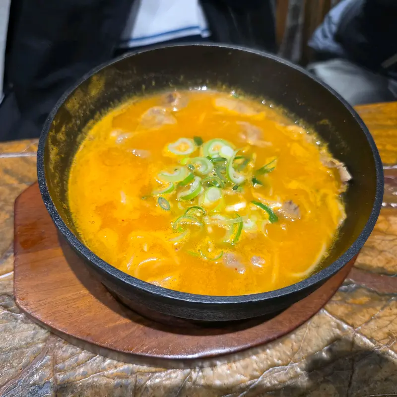 뚝배기에 담겨져 나오는 얼큰 설렁탕