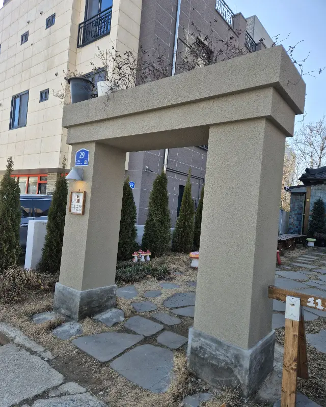 구움당 입구. 독특한 디자인의 입구가 눈길을 사로잡는다.