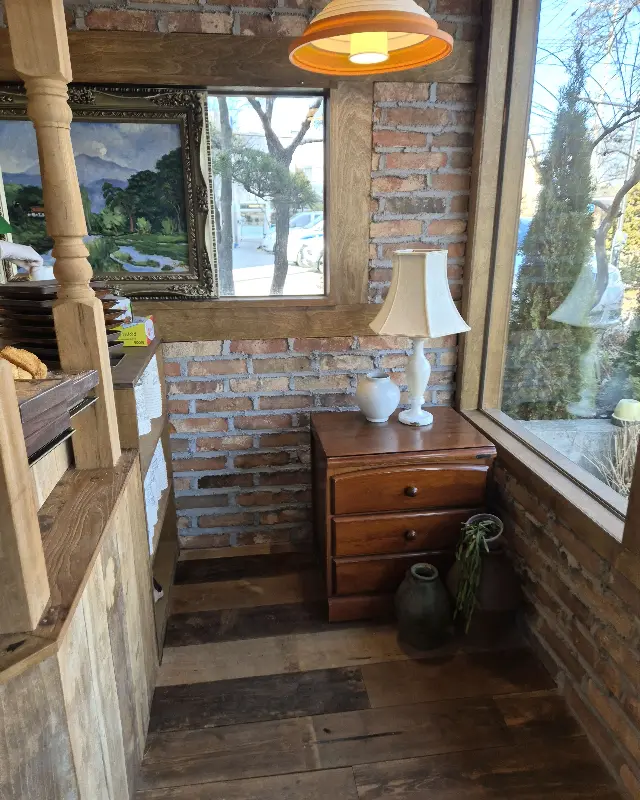 벽돌로 마감된 구움당 내부 인테리어. 따뜻한 색감의 조명과 아기자기한 소품들이 눈에 띈다.