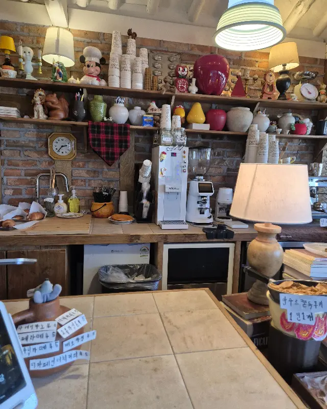 구움당 내부 모습. 테이블과 의자가 놓여있고, 벽에는 다양한 소품들이 장식되어 있다.
