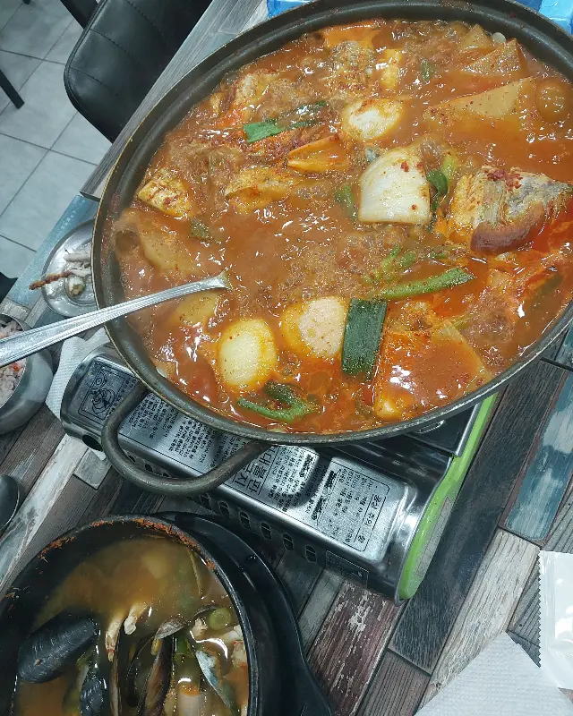 보글보글 끓고 있는 갈치조림 냄비.