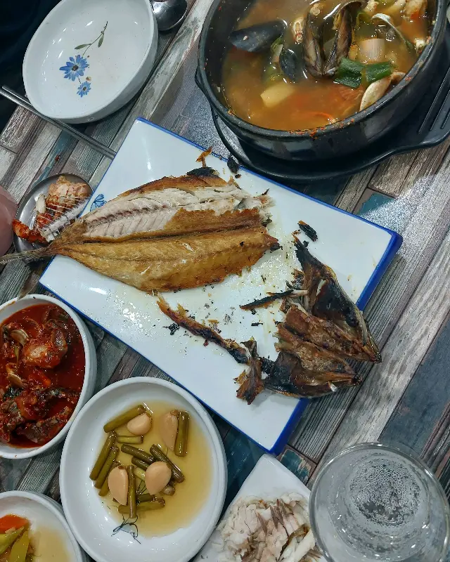 노릇하게 구워진 고등어구이가 접시에 담겨 있다.