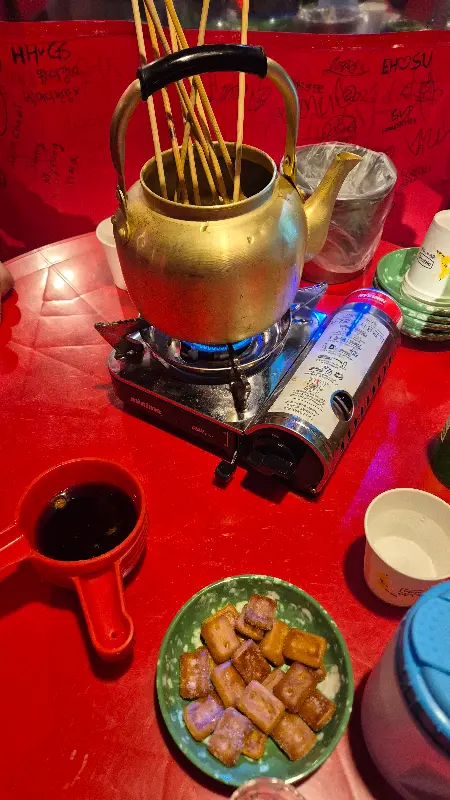 어묵 꼬치가 담긴 주전자