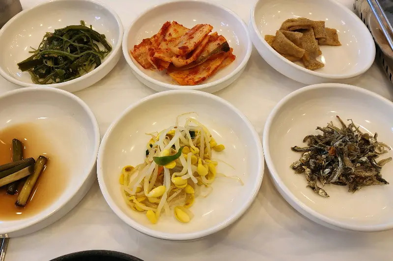 다양한 종류의 밑반찬