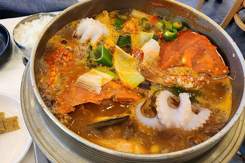 해산물이 가득 담긴 해물뚝배기