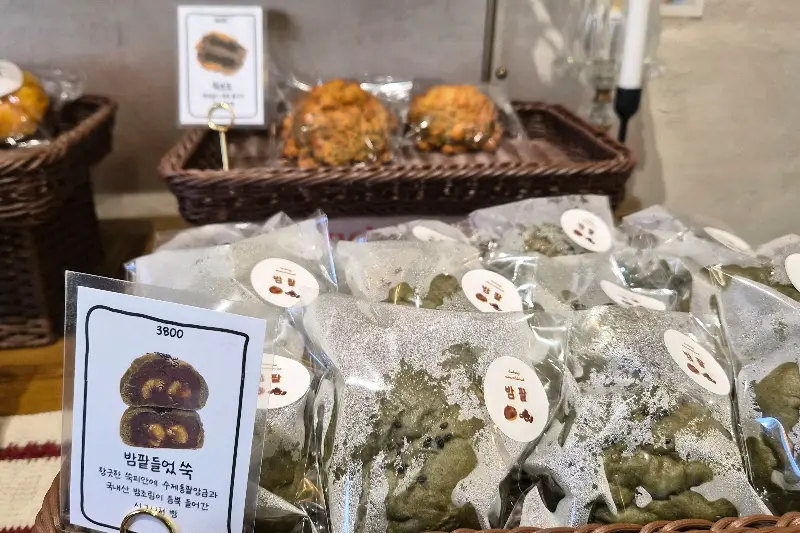 다양한 빵들이 진열된 모습