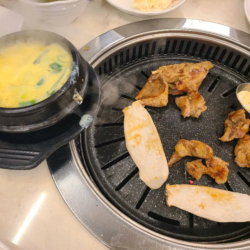 숯불 위에 구워진 갈비와 버섯, 계란찜