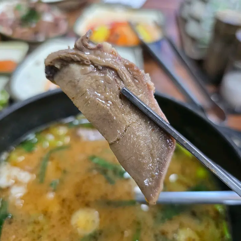 젓가락으로 들어올린 뽈살의 모습