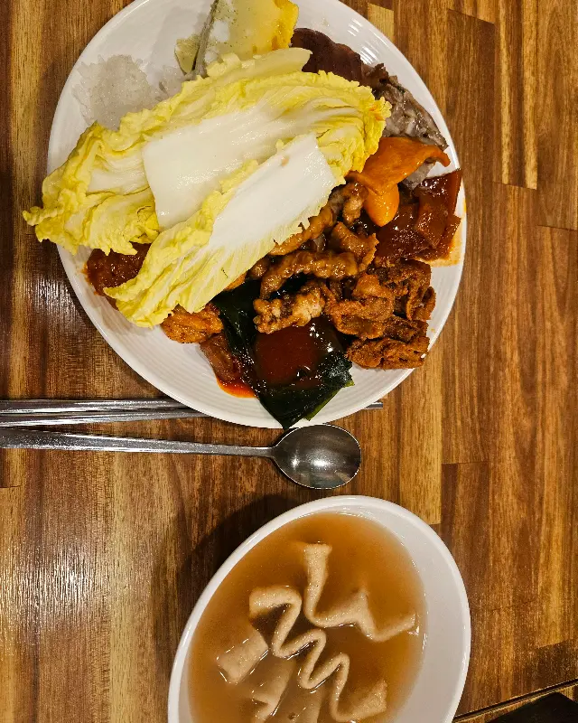 푸짐하게 차려진 한 상