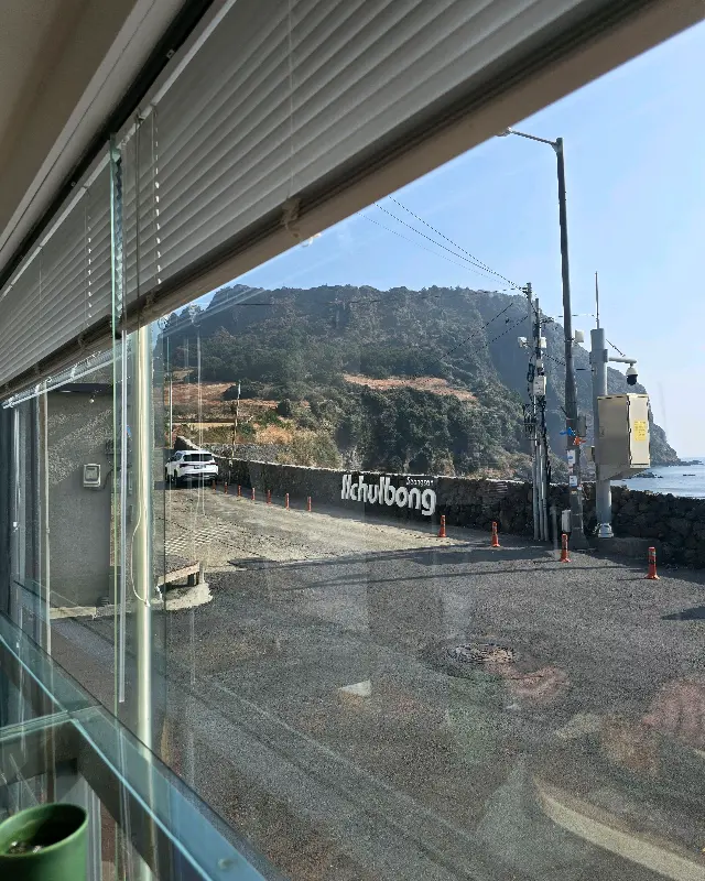 카페 내부의 테이블