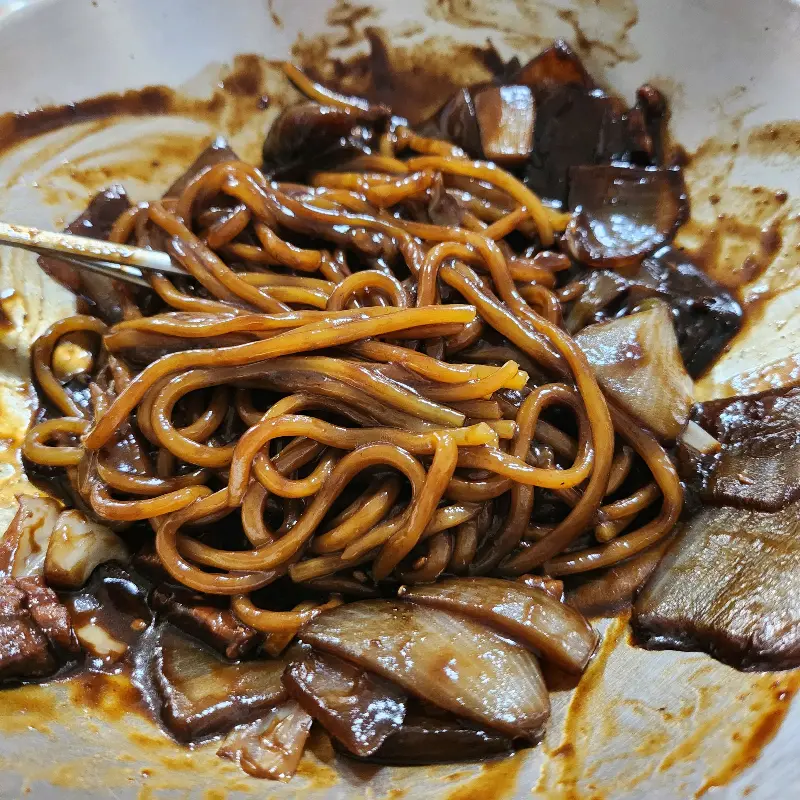 짬뽕 면을 젓가락으로 들어올린 모습