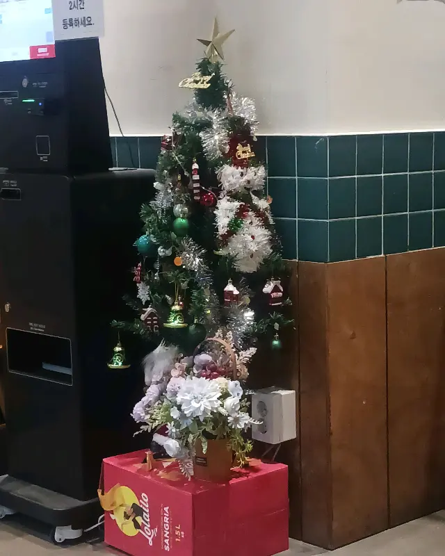 매장 내부 크리스마스 트리