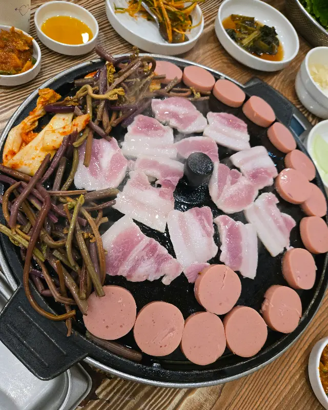푸짐하게 차려진 삼겹살 한상