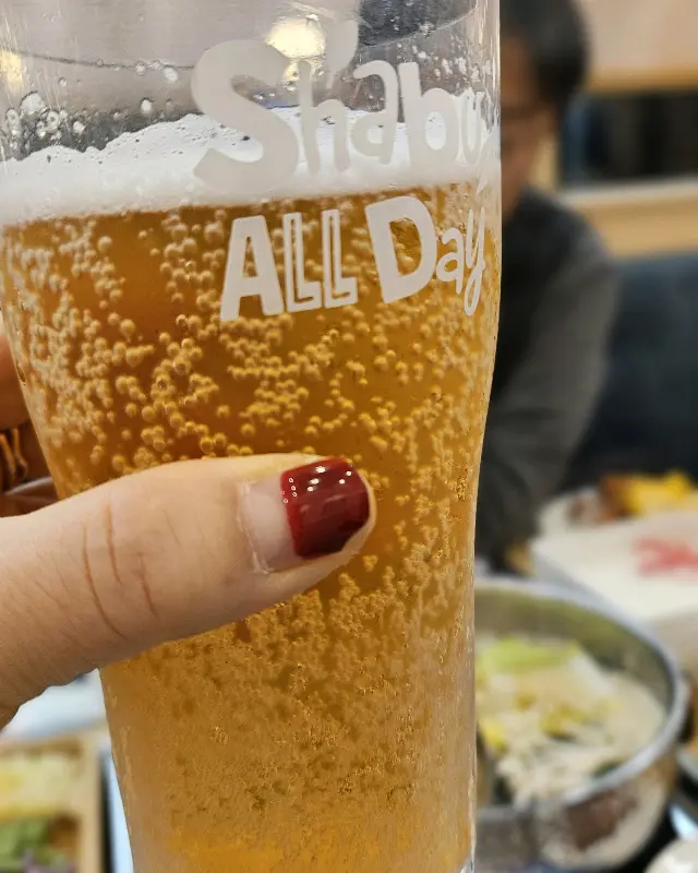 깔끔하게 정돈된 샐러드바 모습