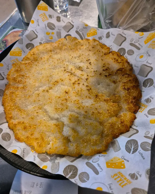 노릇하게 구워진 감자전