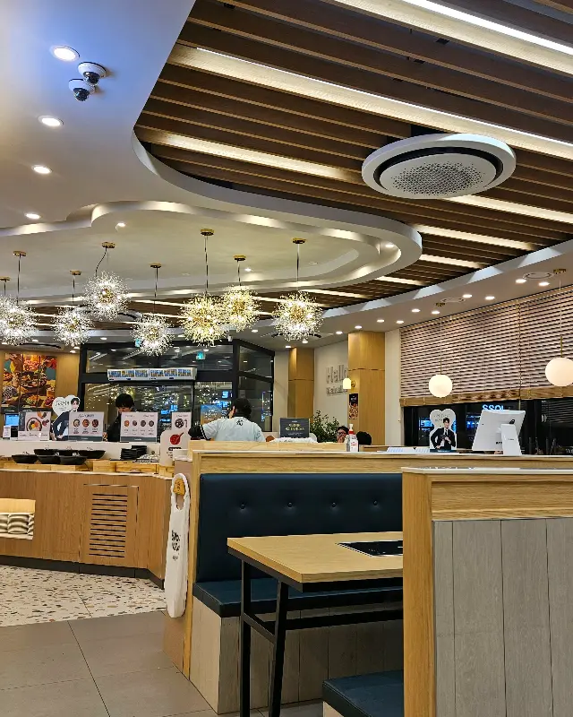 넓고 깔끔한 샤브올데이 매장 내부