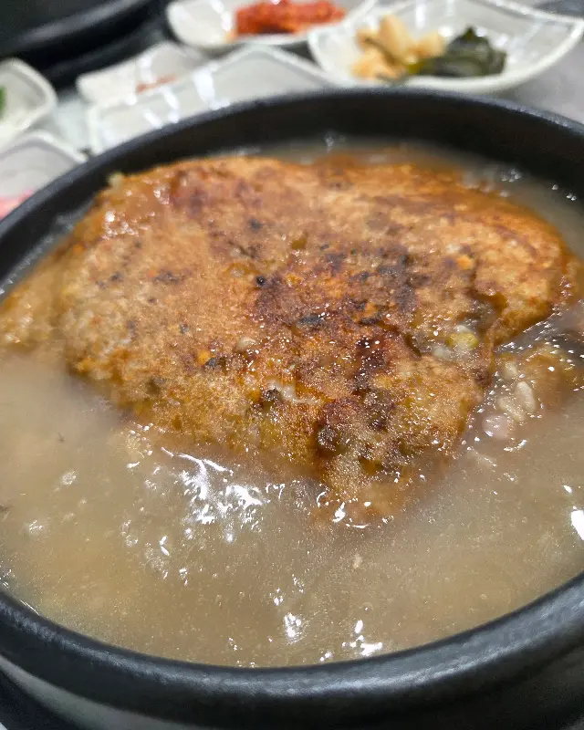 뚝배기에 담겨 나온 누룽지 삼계탕