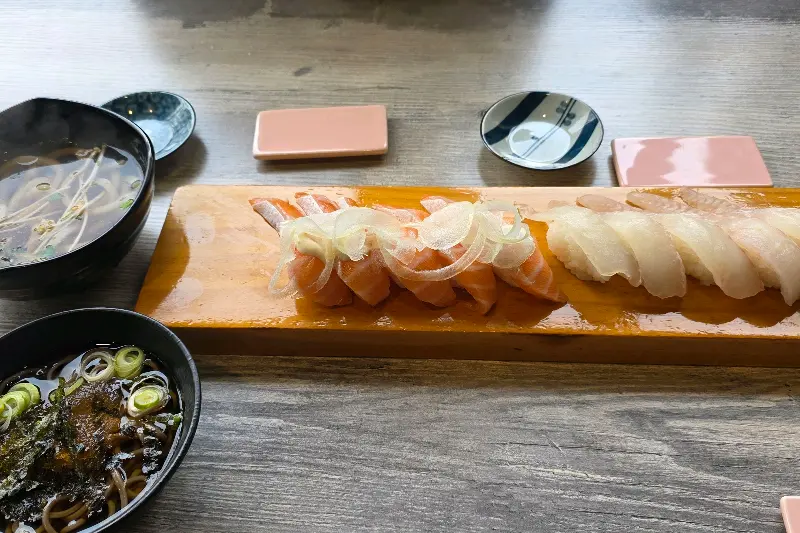 초밥과 함께 제공된 따뜻한 우동